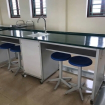 Bàn thí nghiệm học sinh môn Sinh học